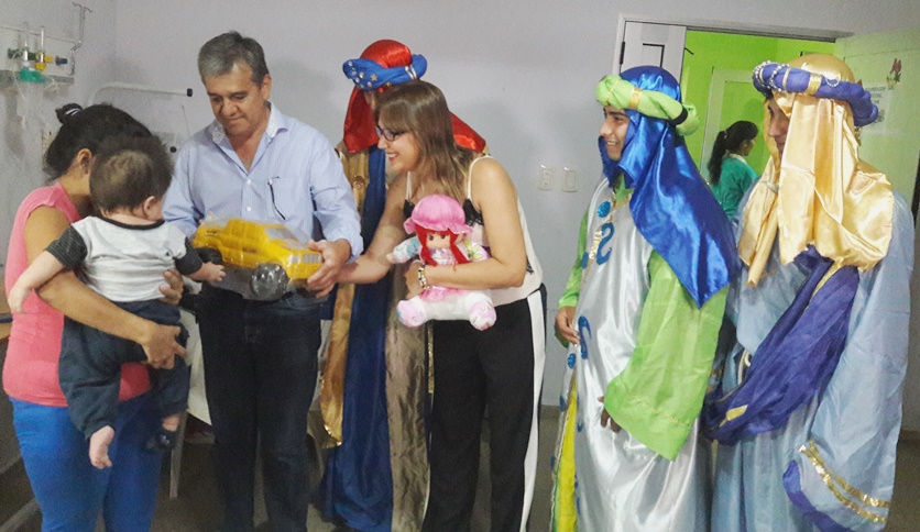 Visita a niños del Hospital de Castelli