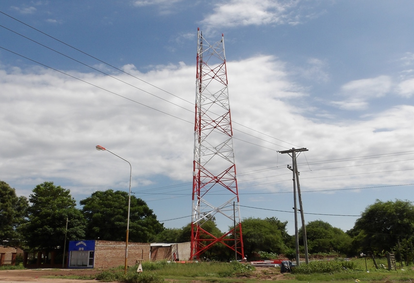 La nueva antena de telefonía móvil que se está montando en Miraflores
