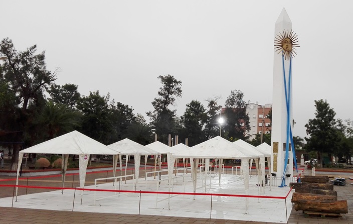 Todo preparado para recibir a los escultores en la Plaza Central de Castelli