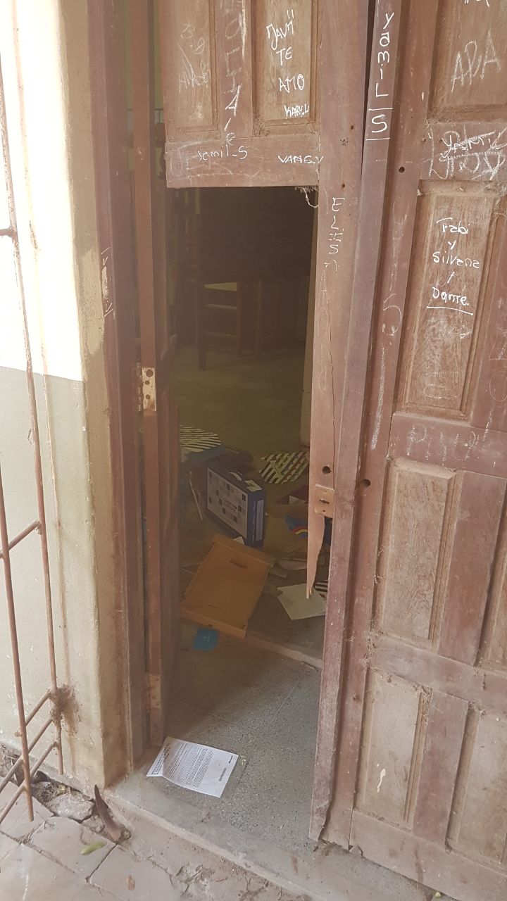 La puerta que fue forzada para ingresar a la sala