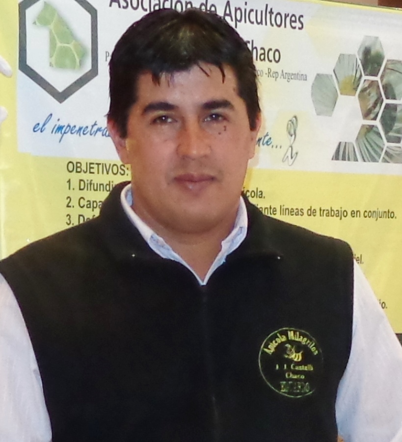 El presidente de la Asociación de Apicultores de Castelli, Eduardo Riquel