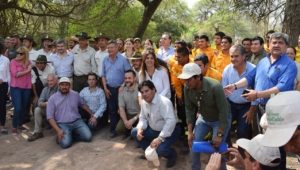 Foto grupal en el acceso al Parque Nacional El Impenetrable