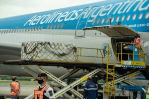 avion con carga de vacunas