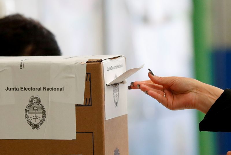 Foto de archivo: una mujer vota en las elecciones primarias en Buenos Aires