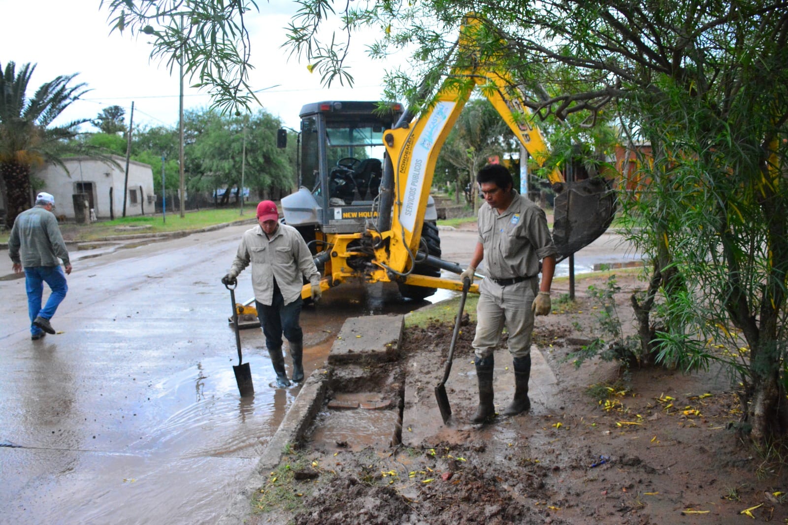 El municipio realiza tareas de limpiezas de canales y alcantarillas ...