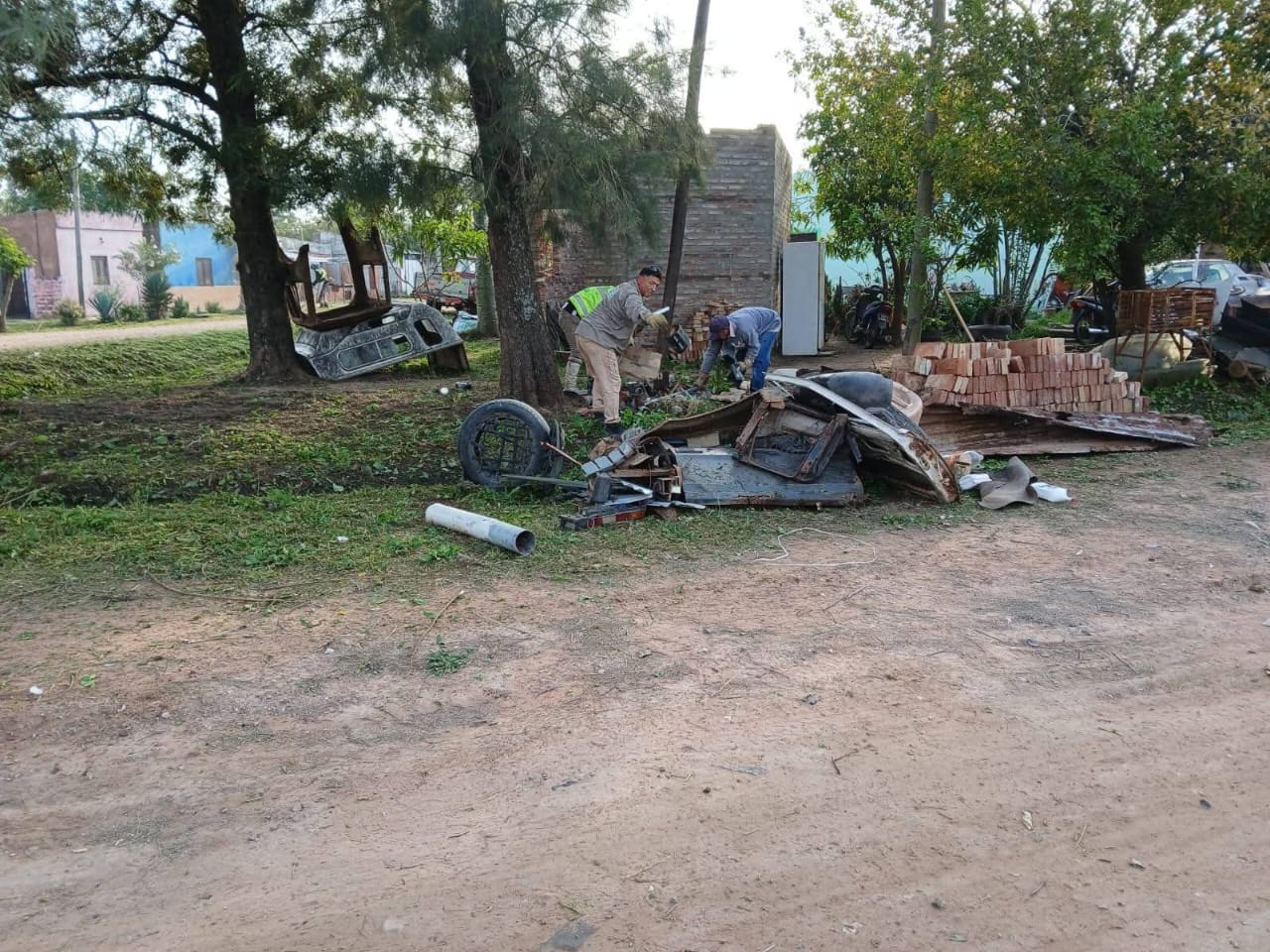 Operativo de limpieza y ordenamiento urbano en el barrio 4 de Junio ...